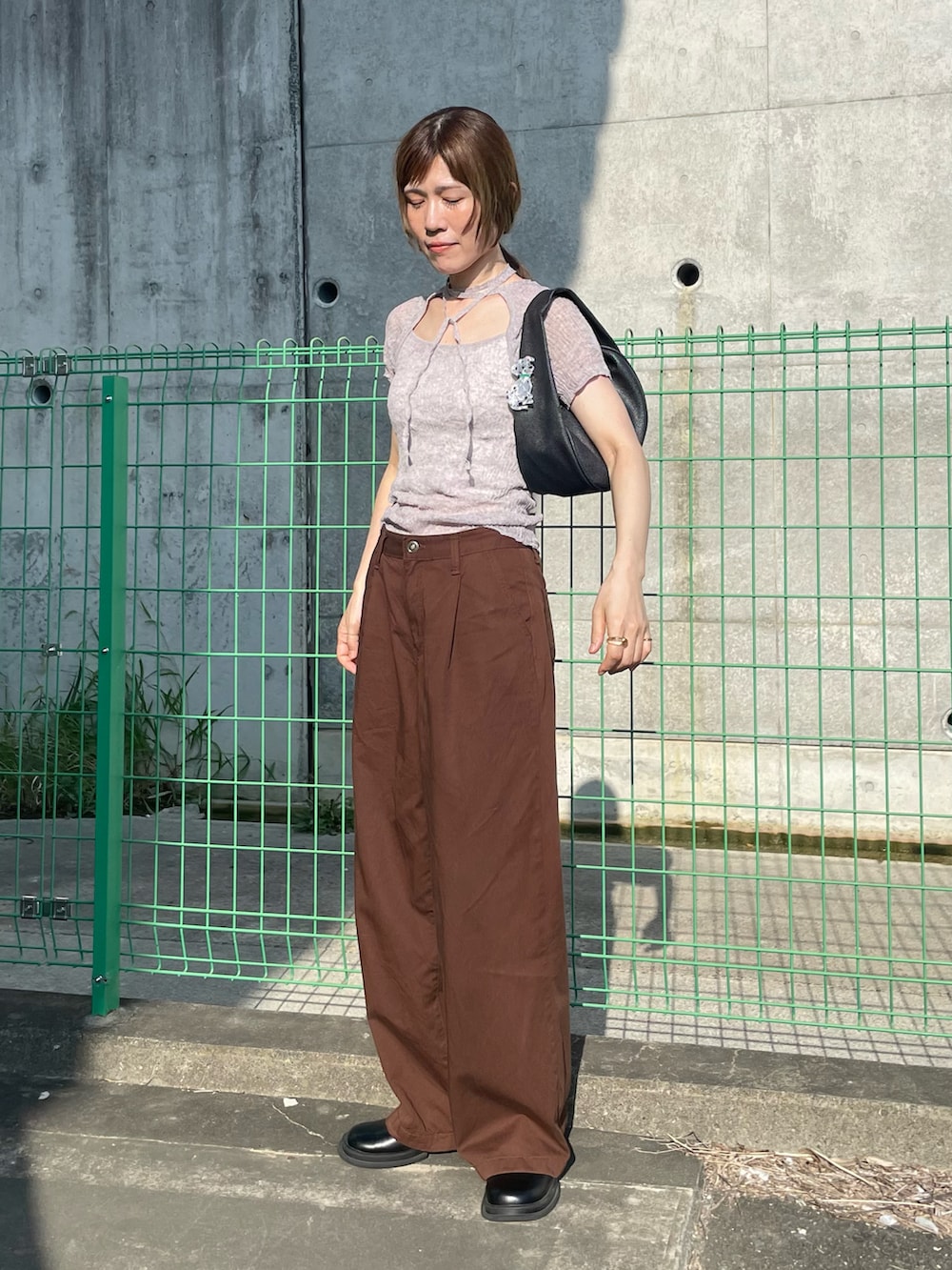 ブルー系のTシャツ/カットソー、ブラック系のスリッポン、その他のバンダナ/スカーフを着用したレディースの夏コーディネートの3枚目の写真