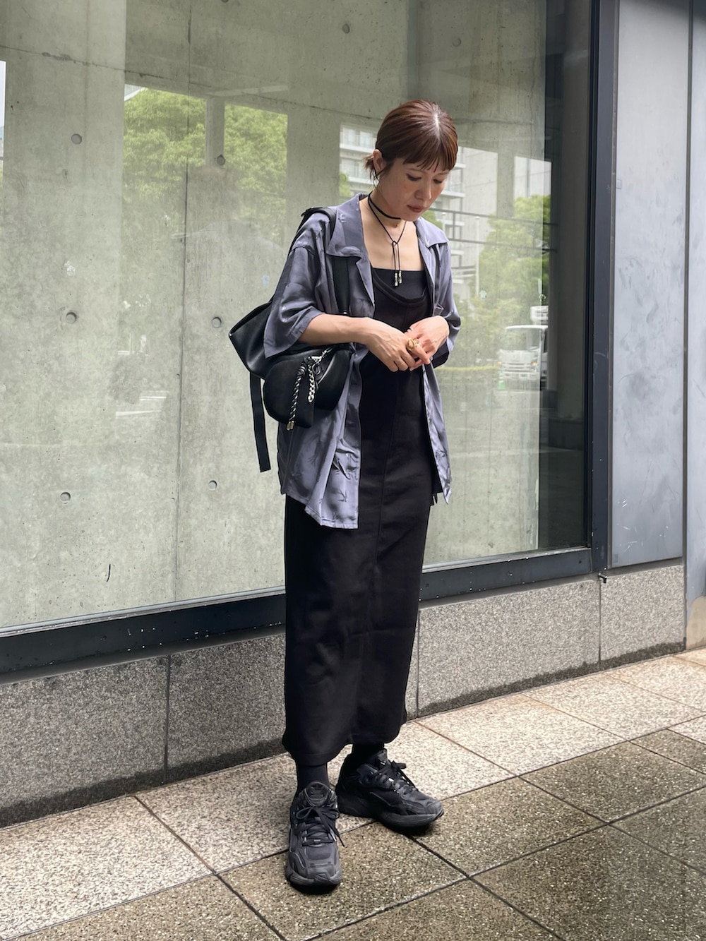 ブルー系のシャツ/ブラウス、ブラック系のワンピース、ブラック系のスニーカーを着用したレディースの夏コーディネートの2枚目の写真