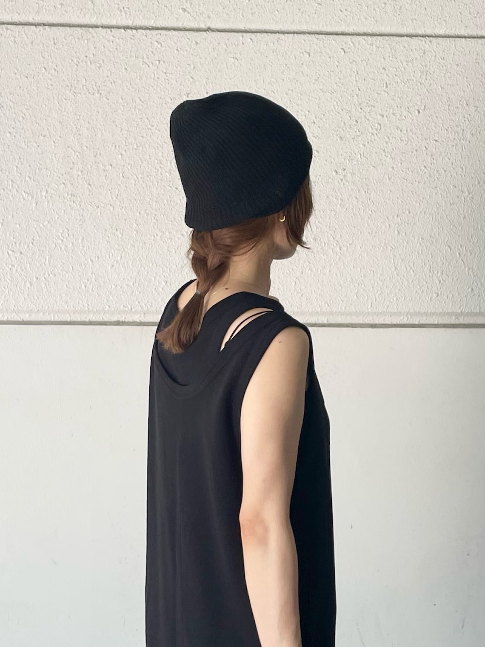 ブラック系のワンピース、ブラック系のスニーカー、ブラック系のシューズアクセサリーを着用したレディースの夏コーディネートの4枚目の写真