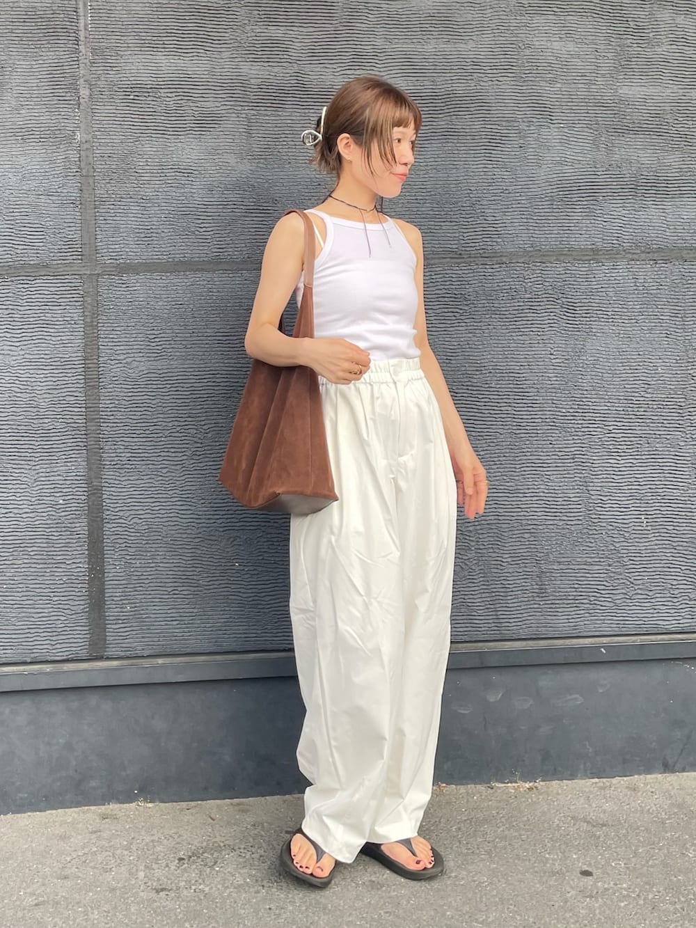 ホワイト系のキャミソール、ホワイト系のその他パンツ、ブラック系のサンダルを着用したレディースの夏コーディネートの2枚目の写真