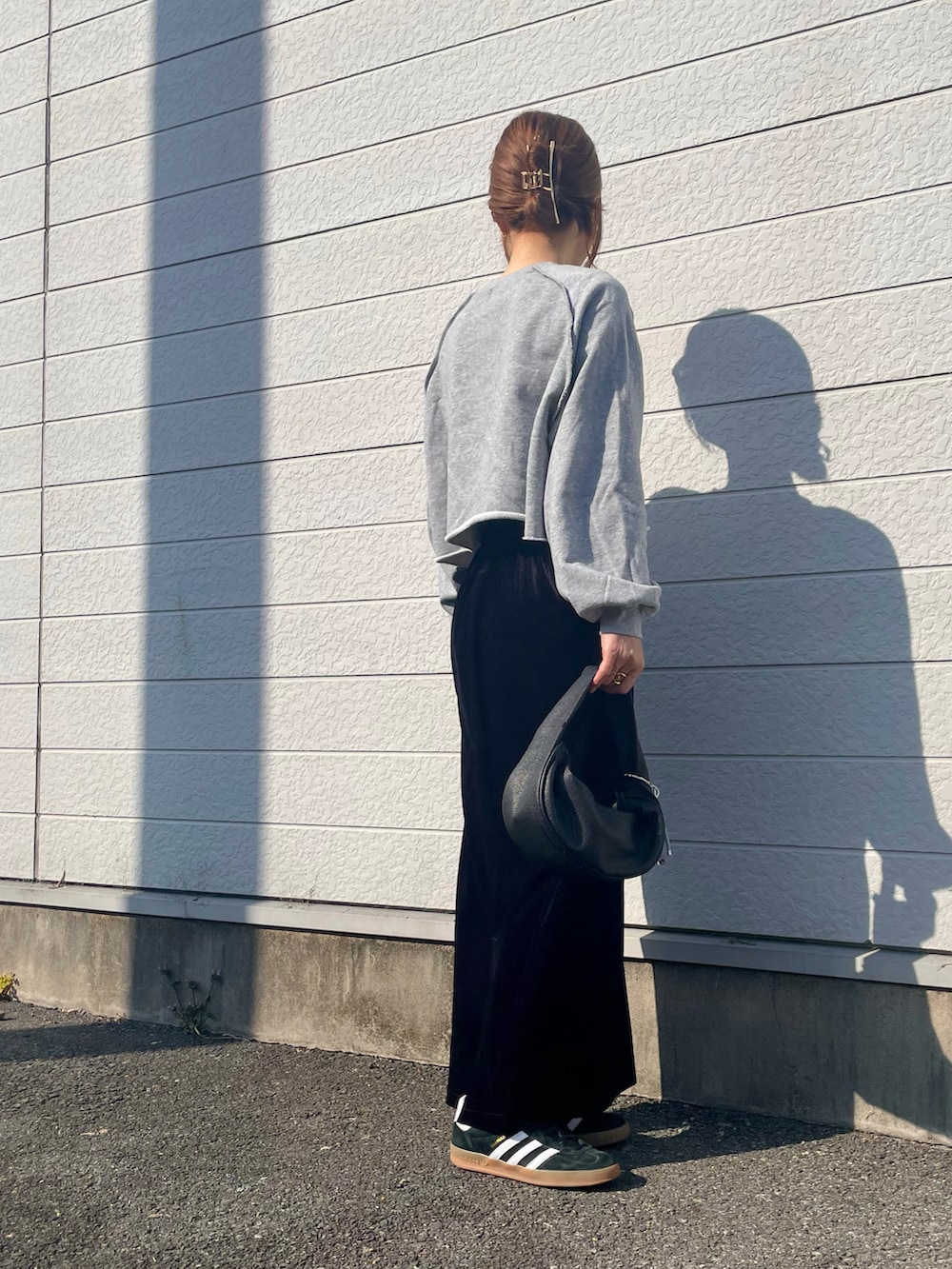 グレー系のスウェット、ブラック系のスニーカー、ブラック系のメガネを着用したレディースの春コーディネートの3枚目の写真