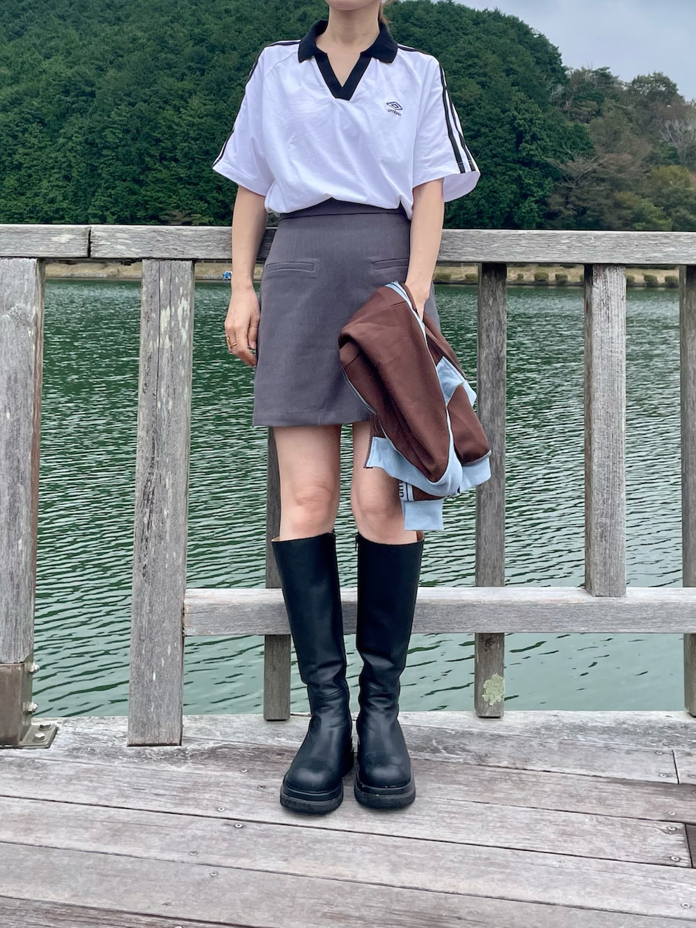 ブラウン系のジャージ、ホワイト系のTシャツ/カットソー、ブラック系のブーツを着用したレディースの秋コーディネートの5枚目の写真