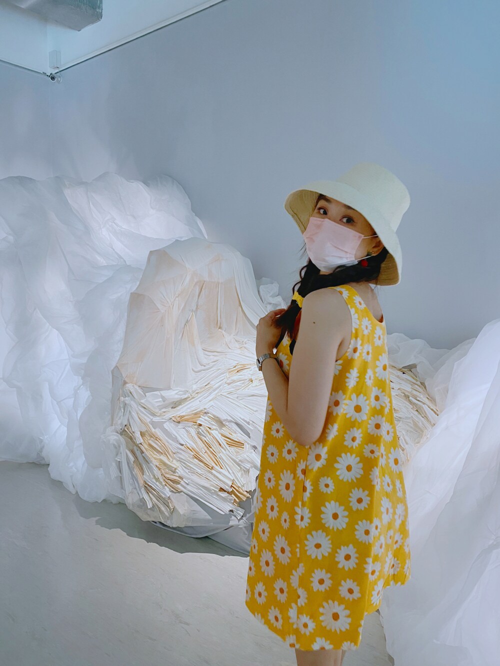 「ootd、outfit、ootdtw、summer、summer outfit、summer dress、STYLENANDA、AcneStudios、vintage、RETRO GIRL、oldskool、summerdress、summerstyle、summerlook、museum」｜「de r geistのde r geist （クラッチバッグ、グリーン系）」を使った、Zooeyさん（レディース・165cm）の秋コーディネートの3枚目の写真