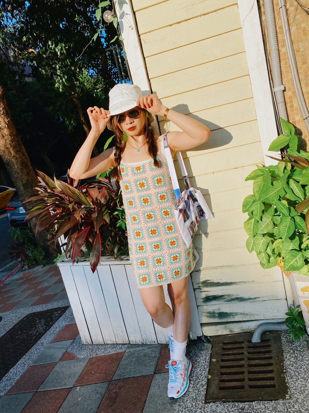 「ootd、夏、outfit、RETRO GIRL、vintage、streetstyle、summer、lookbook、Taiwan、onepiece、NIKE、breda、WEAR、YinandYang、korean fashion」｜「bredaのアイテム（腕時計、ゴールド系）」を使った、Zooeyさん（レディース・165cm）の夏コーディネートの2枚目の写真