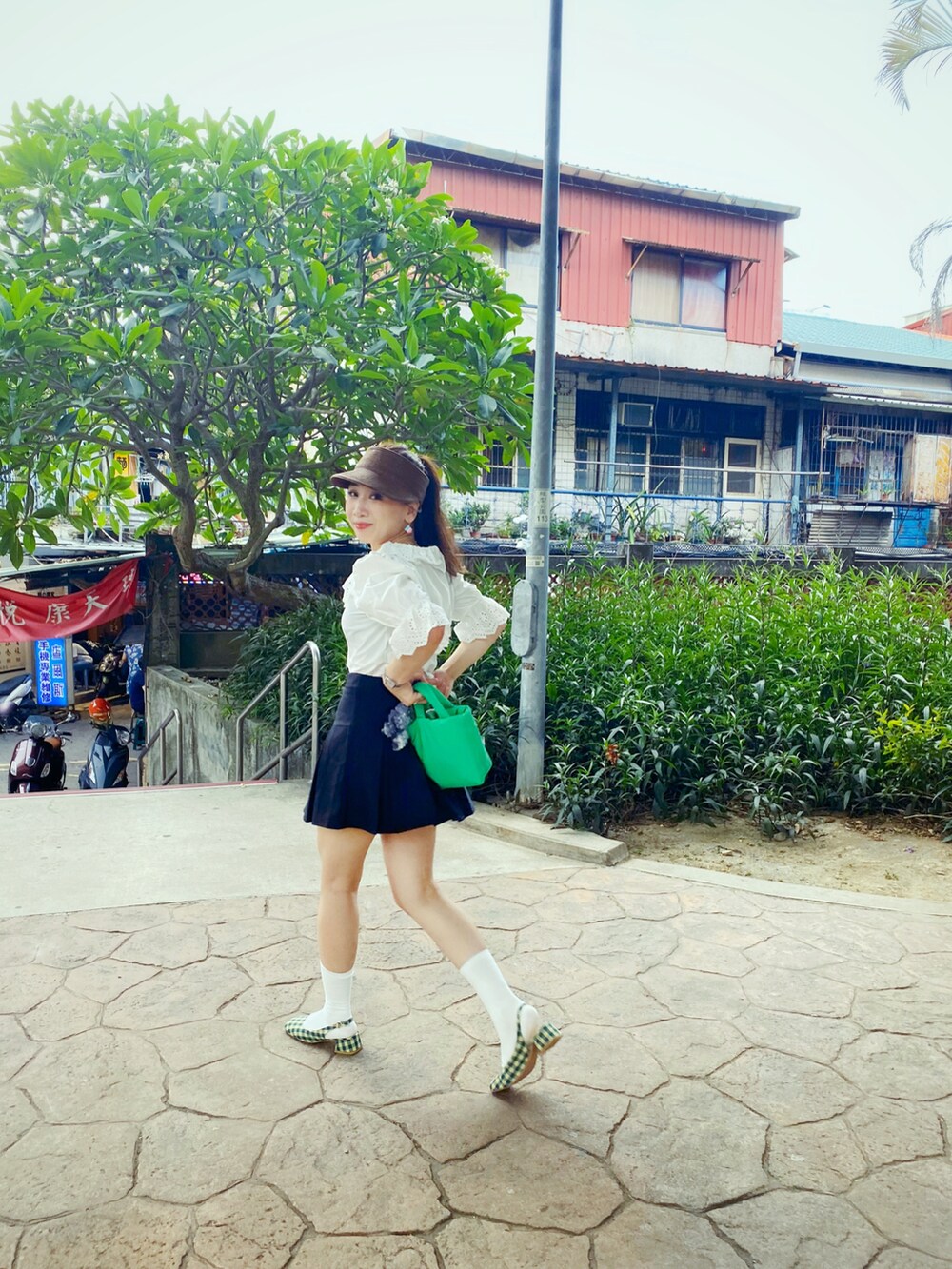 「ootd、夏、outfit、summer、summer style、Taiwan、breda、vintage、RETRO GIRL、streetstyle、sporty、dertbag、wiwt、lookbook、look of the day」｜「de r geistのde r geist （クラッチバッグ、グリーン系）」を使った、Zooeyさん（レディース・165cm）の夏コーディネートの2枚目の写真