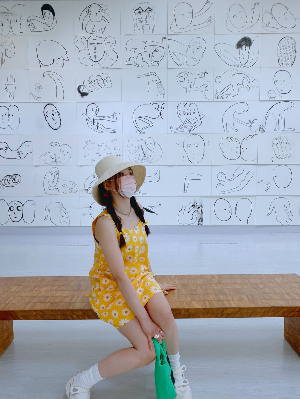 「ootd、outfit、ootdtw、summer、summer outfit、summer dress、STYLENANDA、AcneStudios、vintage、RETRO GIRL、oldskool、summerdress、summerstyle、summerlook、museum」｜「de r geistのde r geist （クラッチバッグ、グリーン系）」を使った、Zooeyさん（レディース・165cm）の秋コーディネートの2枚目の写真