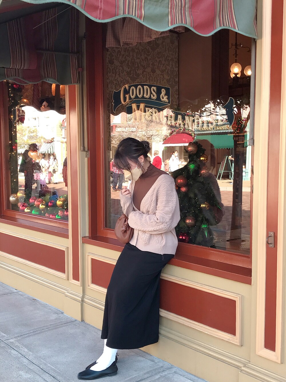 ベージュ系のノーカラージャケットを着用したレディースの冬コーディネートの2枚目の写真