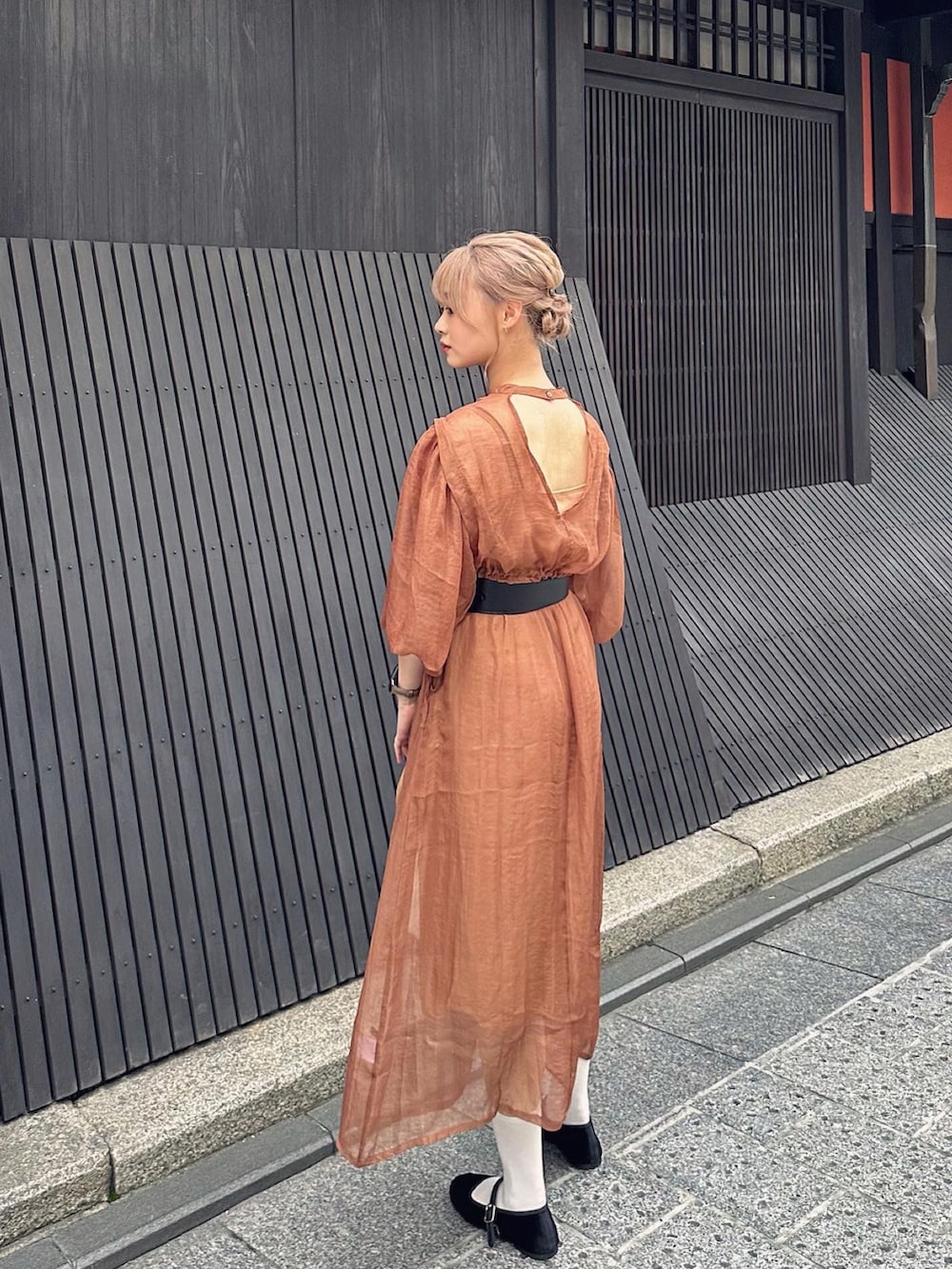 ベージュ系のバッグを着用したレディースの夏コーディネートの2枚目の写真