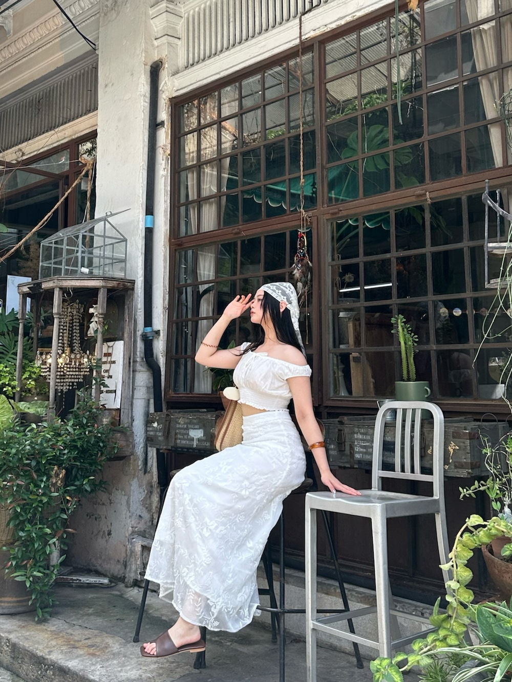 ブラウン系のシューズを着用したレディースの春コーディネートの2枚目の写真