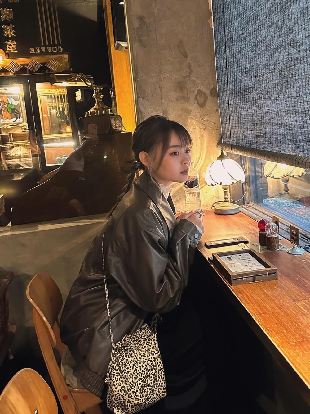 ブラウン系のライダースジャケットを着用したレディースの春コーディネートの3枚目の写真