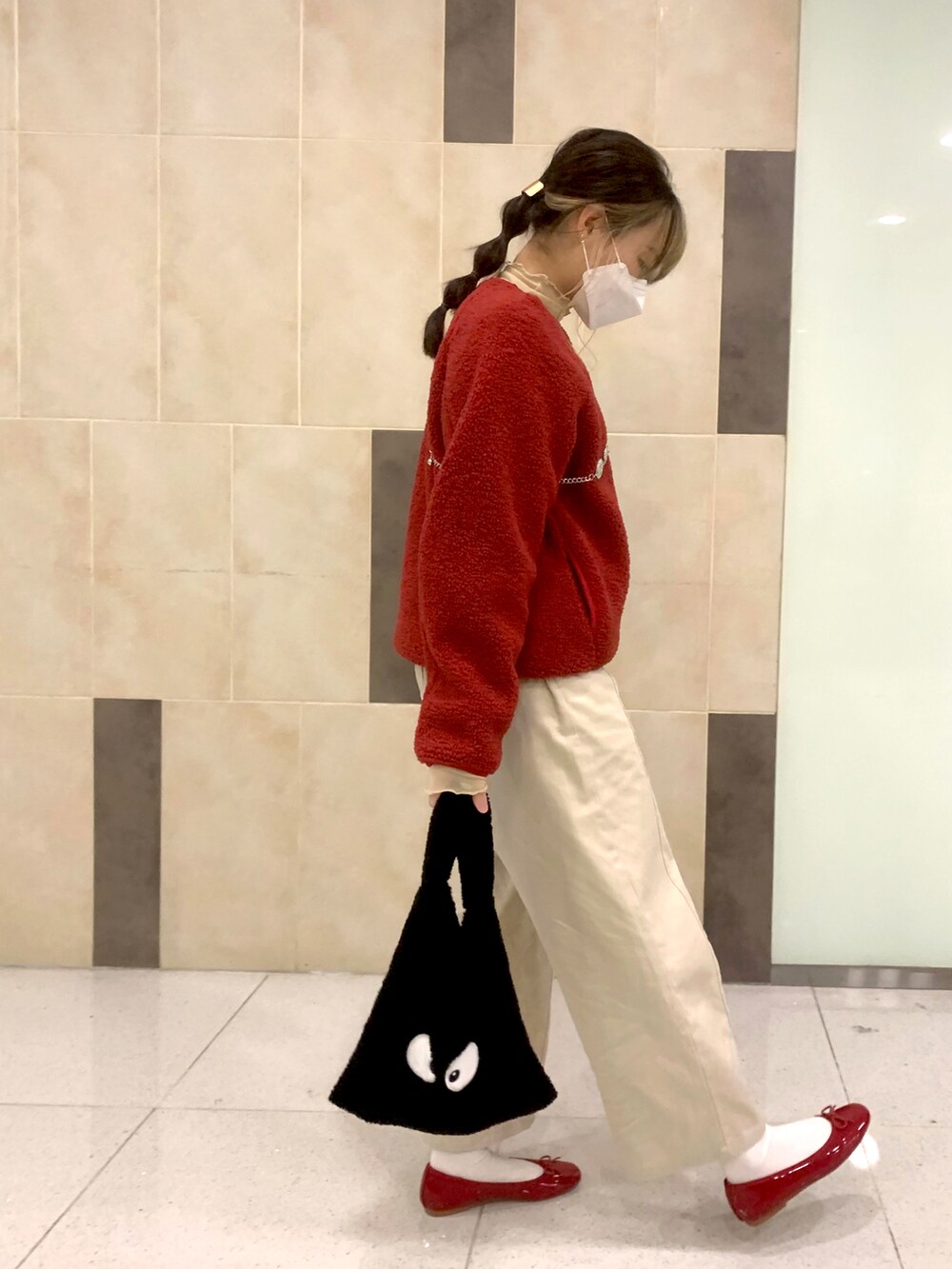 レッド系のバレエシューズを着用したレディースの冬コーディネートの2枚目の写真