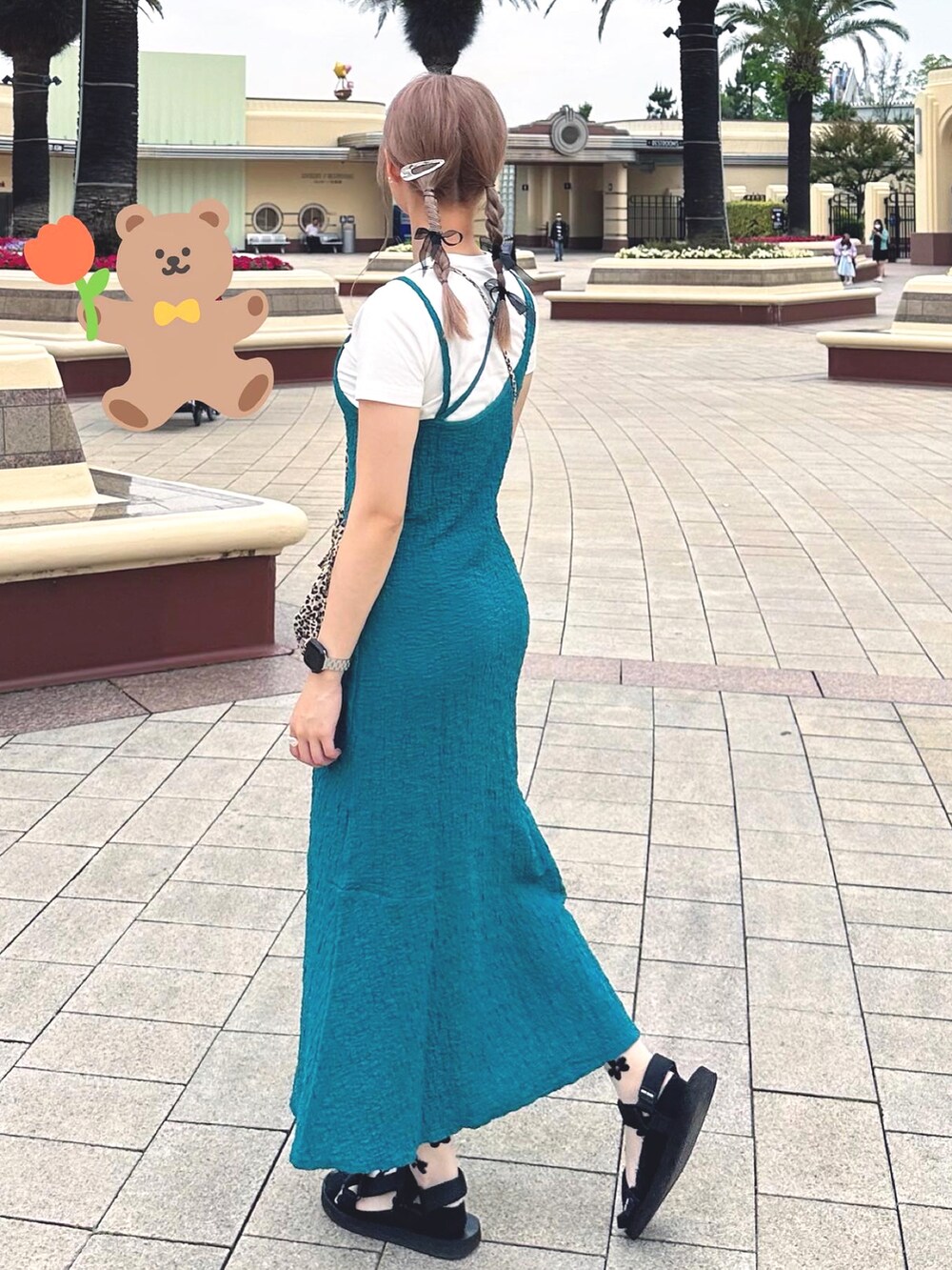 グリーン系のワンピースを着用したレディースの夏コーディネートの2枚目の写真