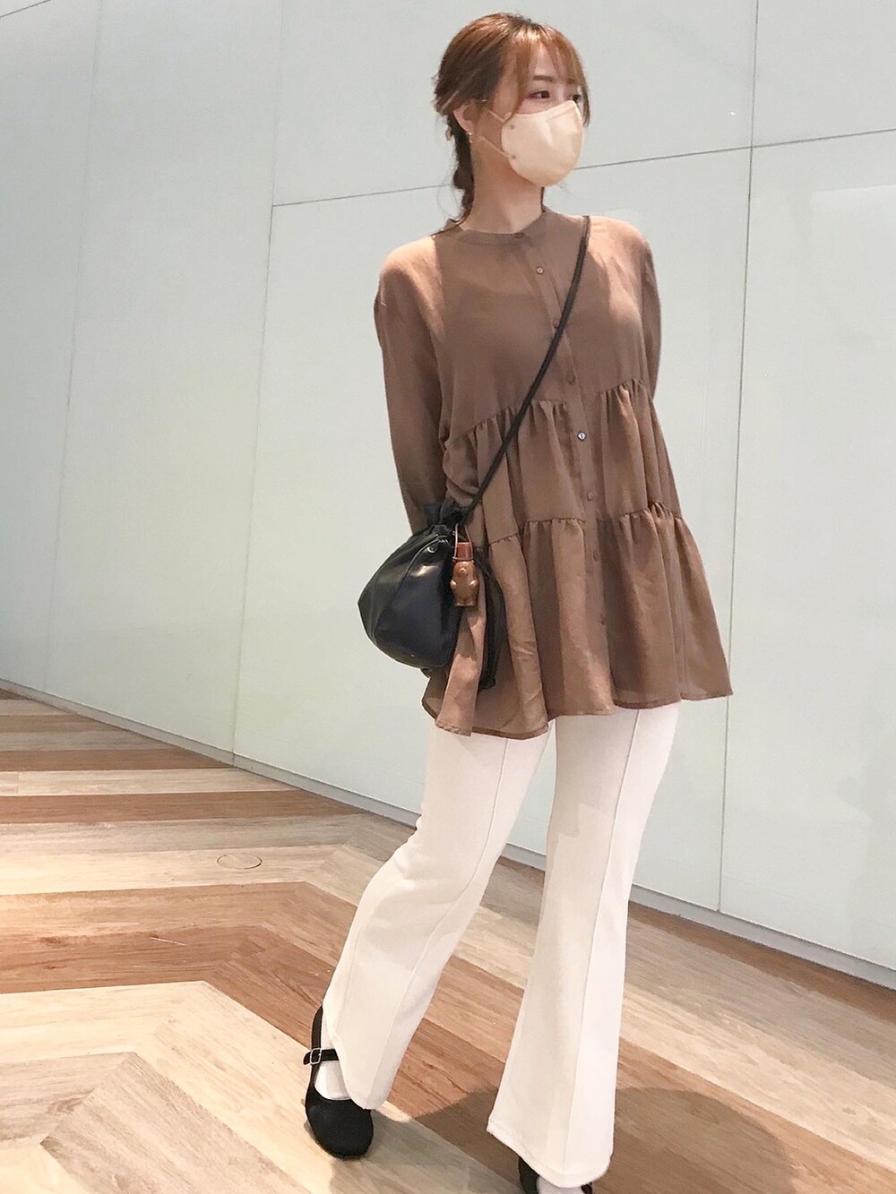 ブラウン系のシャツ/ブラウス、ブラック系のバッグ、ホワイト系のパンツを着用したレディースの夏コーディネートの2枚目の写真