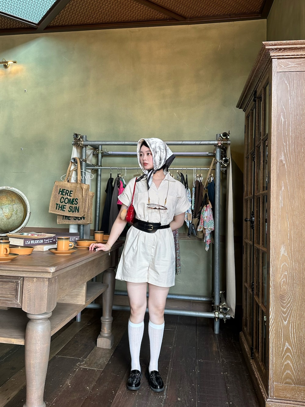 ブラック系のシューズを着用したレディースの春コーディネートの2枚目の写真