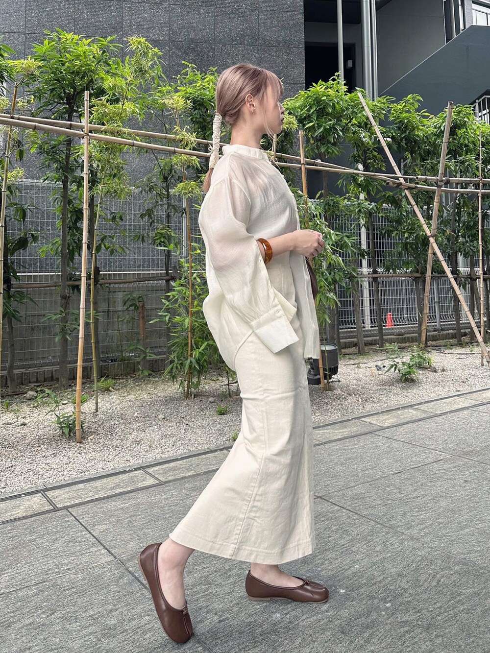 ホワイト系のシャツ/ブラウス、ブラウン系のキャミソール、ベージュ系のスカートを着用したレディースの夏コーディネートの2枚目の写真