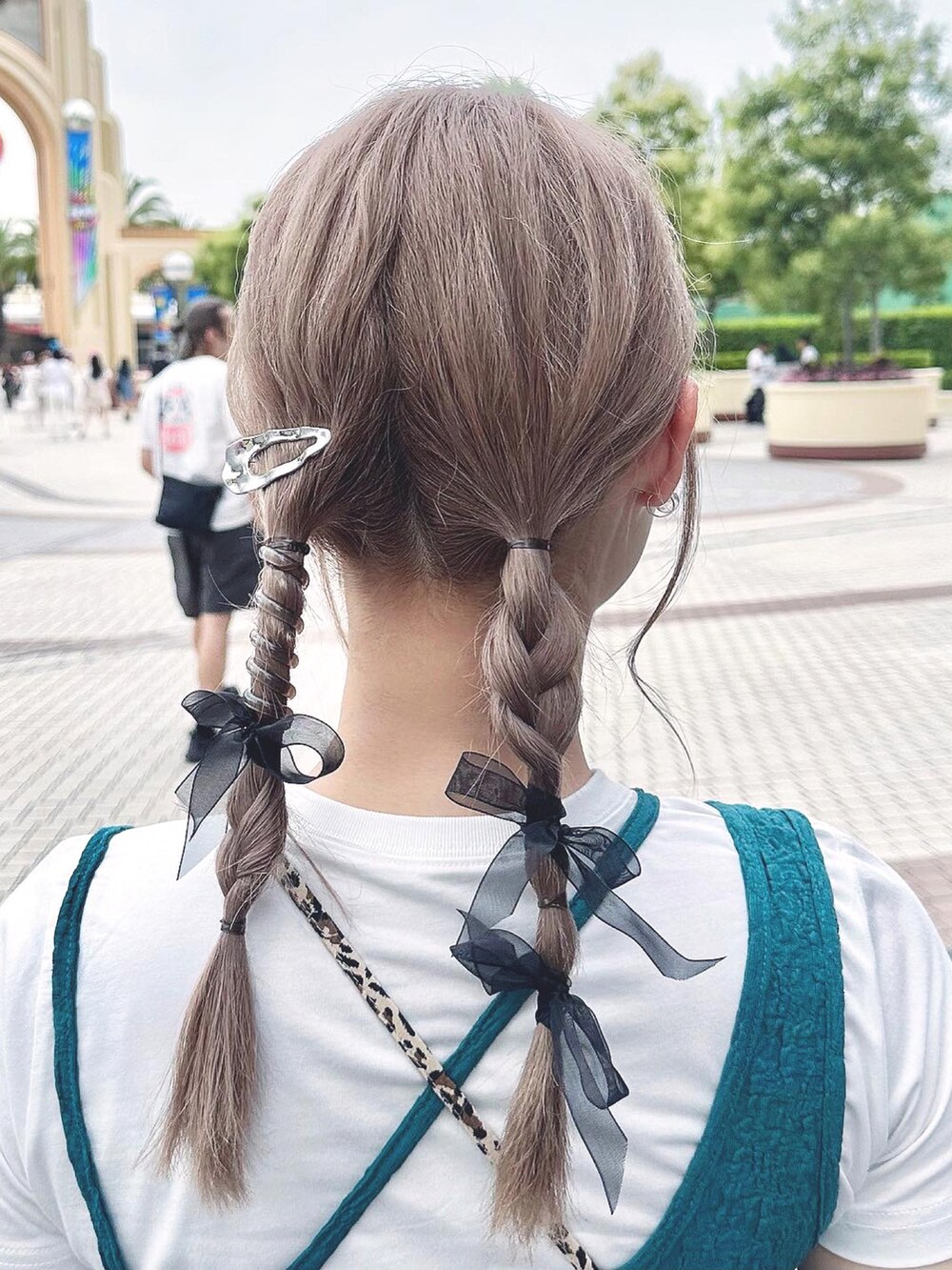 グリーン系のワンピースを着用したレディースの夏コーディネートの3枚目の写真