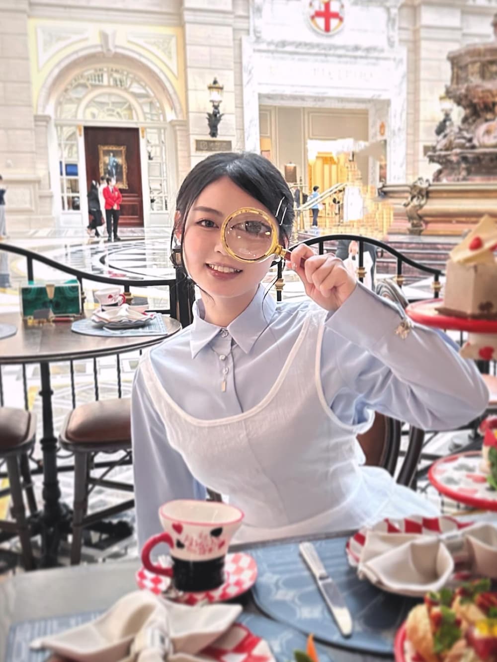 グレー系のその他トップス、ブラック系のバッグを着用したレディースの春コーディネートの3枚目の写真