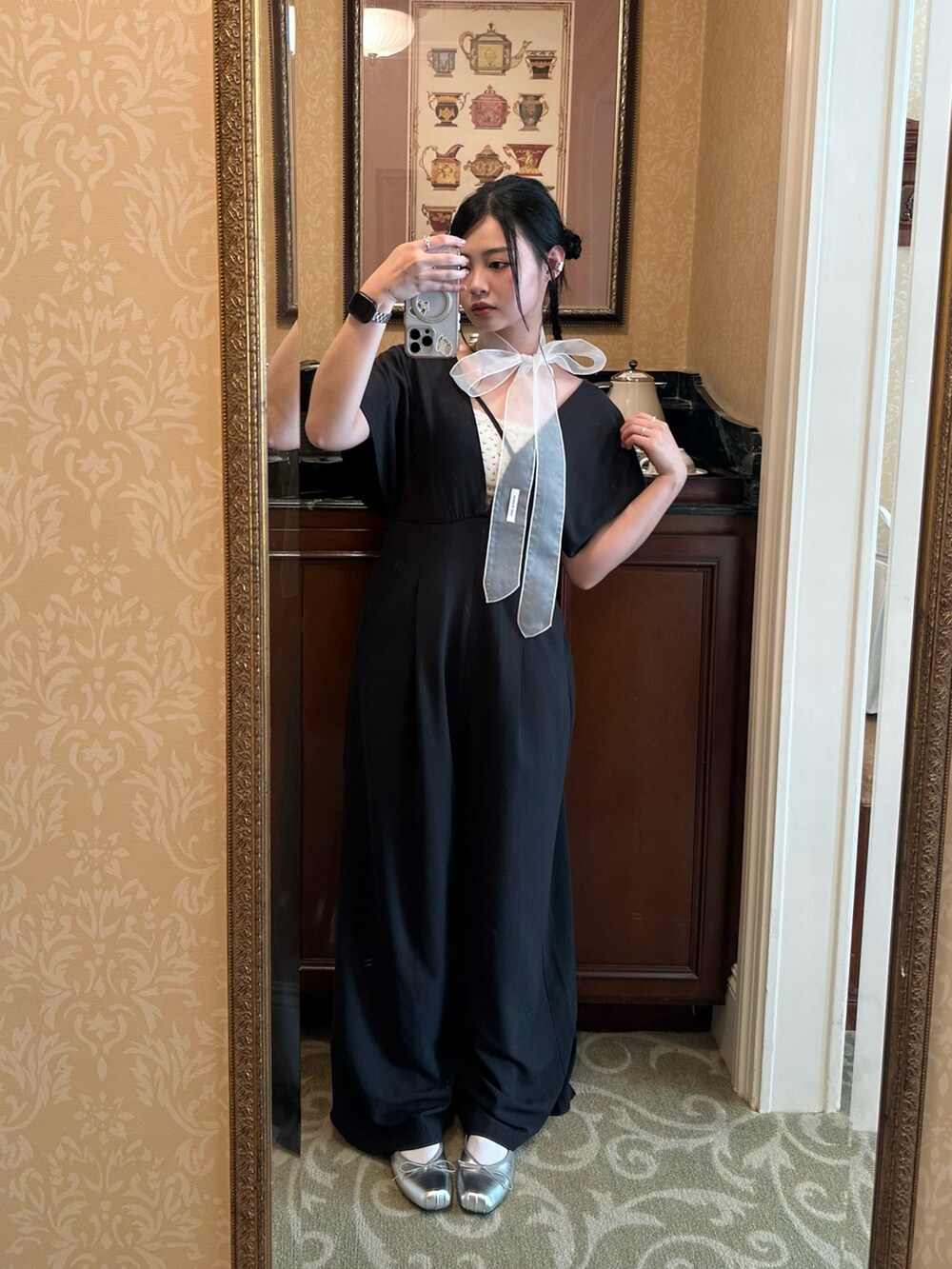 ブラック系のつなぎ/オールインワン、ホワイト系のチャームを着用したレディースの夏コーディネートの2枚目の写真