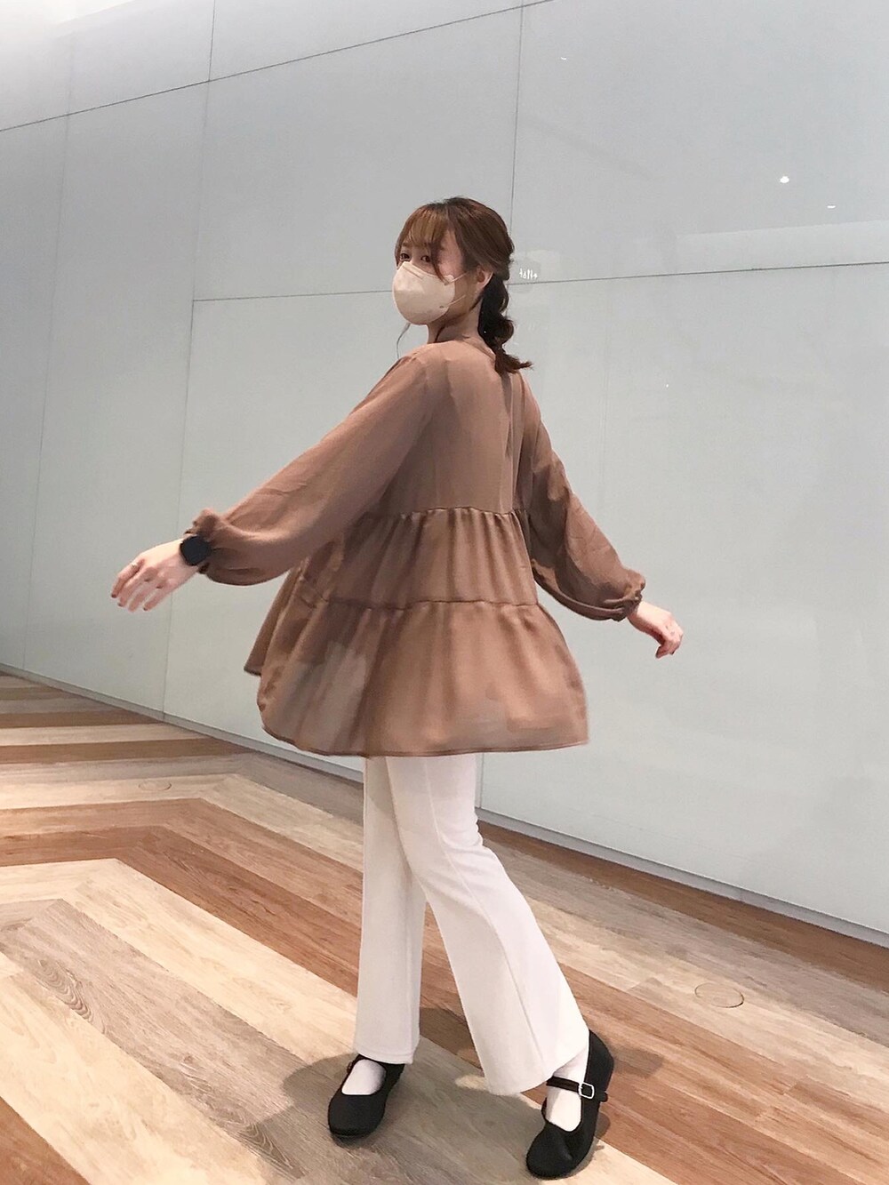 ブラウン系のシャツ/ブラウス、ブラック系のバッグ、ホワイト系のパンツを着用したレディースの夏コーディネートの3枚目の写真