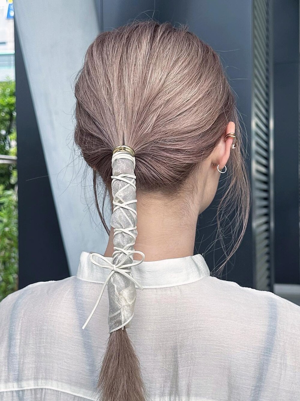 ホワイト系のシャツ/ブラウス、ブラウン系のキャミソール、ベージュ系のスカートを着用したレディースの夏コーディネートの3枚目の写真