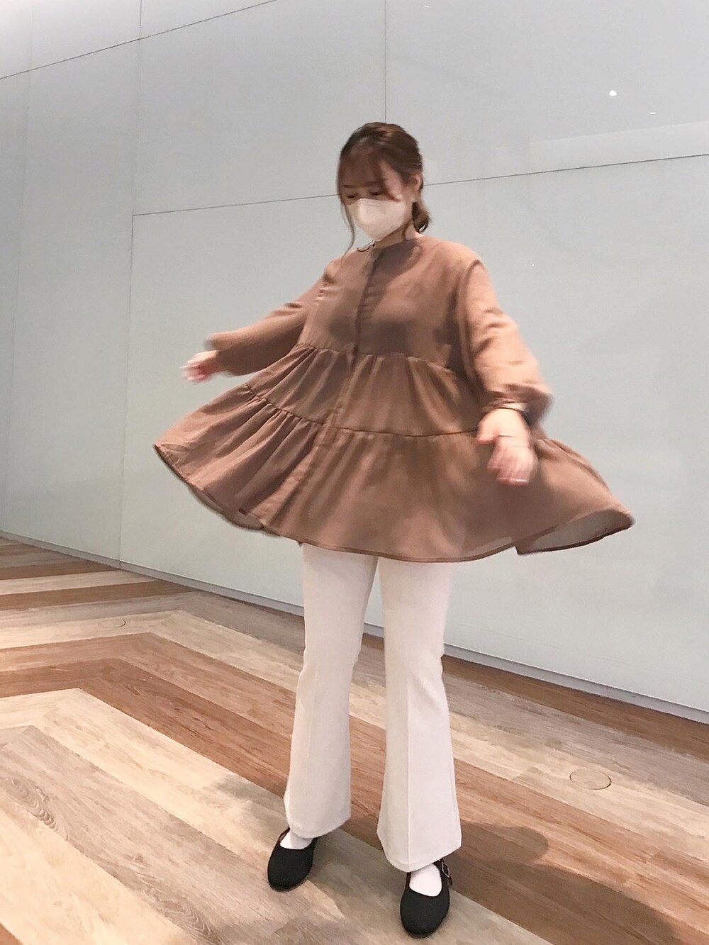 ブラウン系のシャツ/ブラウス、ブラック系のバッグ、ホワイト系のパンツを着用したレディースの夏コーディネートの4枚目の写真