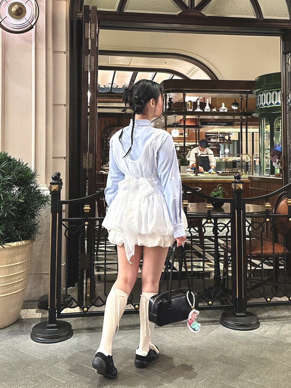 グレー系のその他トップス、ブラック系のバッグを着用したレディースの春コーディネートの2枚目の写真