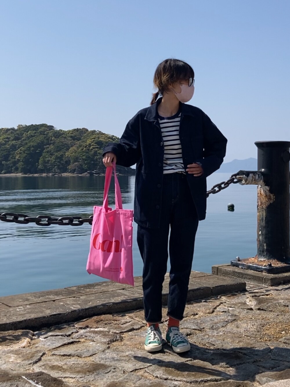 「春コーデ、プチプラ、デニム、converse、デニムジャケット、UNIQLO、デニムオンデニム、トートバッグ、セットアップ」｜「FREAK'S STOREのLisa Says Gah/リサ セイ ガウ GAH TOTE/ガートート(ロゴトートバッグ)（トートバッグ、ピンク系）」を使った、あさみさん（レディース・162cm）の春コーディネートの2枚目の写真