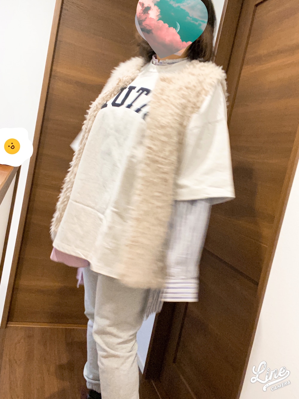 「大人カジュアル、ゆったりコーデ、レイヤードスタイル、ファーベスト、シンプルコーデ、ワントーンコーデ」｜「FREAK'S STOREのHEAVYスウェットロゴパンツ（スウェットパンツ、グレー系）」を使った、Yumam♡haruさん（レディース・165cm）の秋コーディネートの2枚目の写真