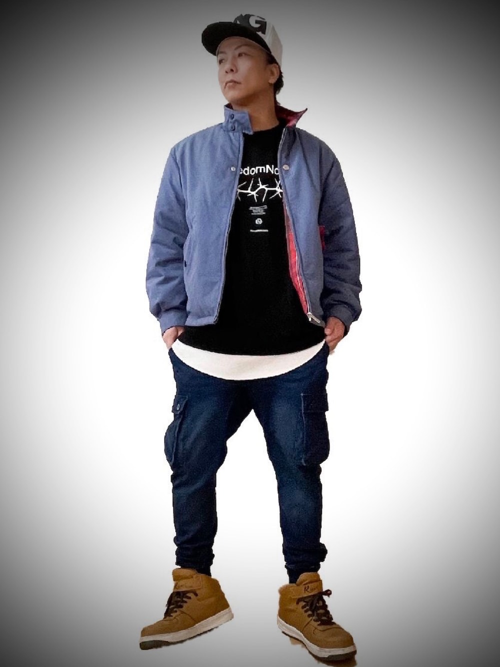 ブルー系のブルゾン、ブラック系のスウェット、ホワイト系のタンクトップを着用したメンズの冬コーディネートの2枚目の写真