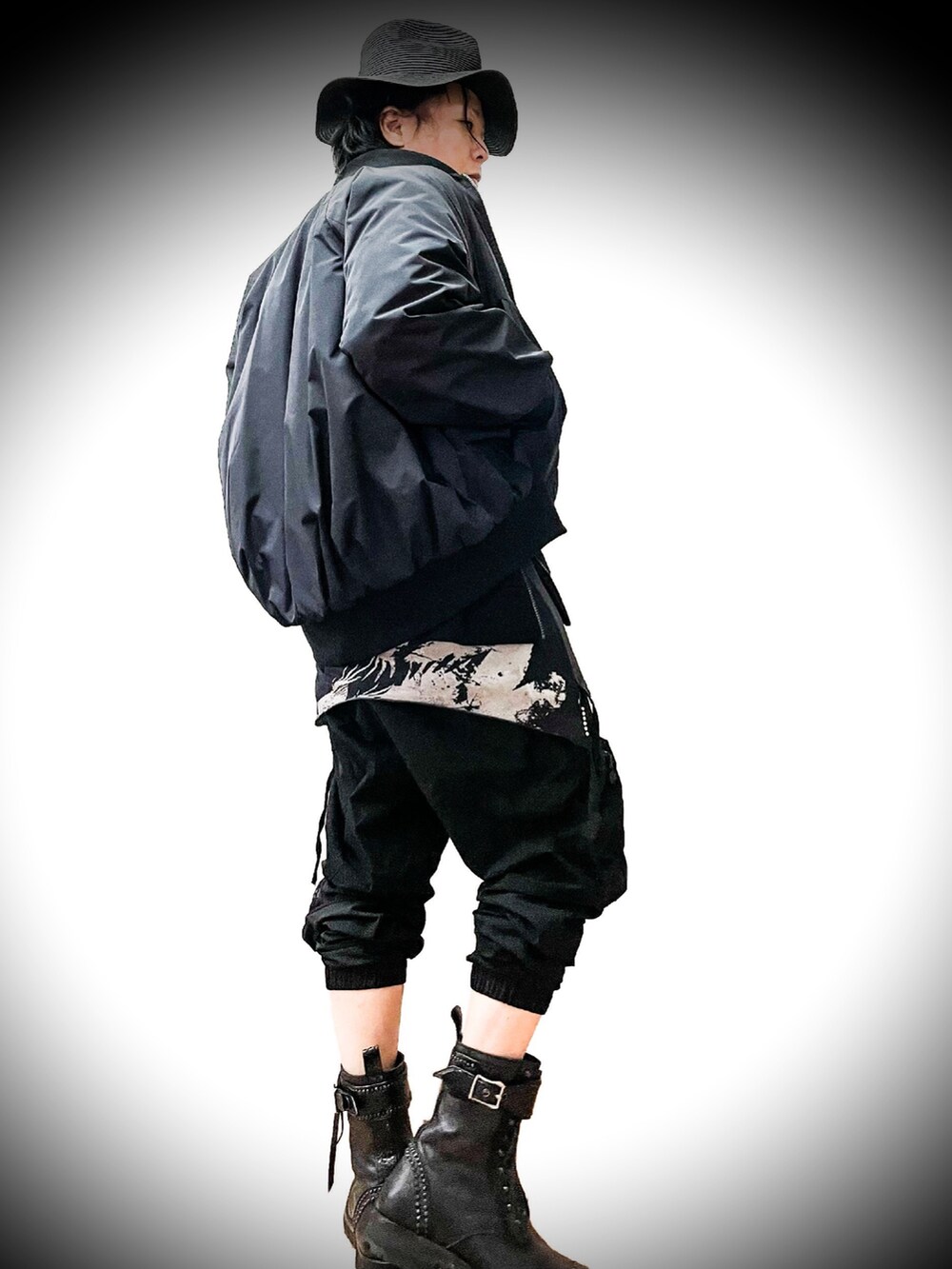 ブラック系のブーツ、ブラック系のカーゴパンツ、ブラック系のスウェットを着用したメンズの秋コーディネートの2枚目の写真