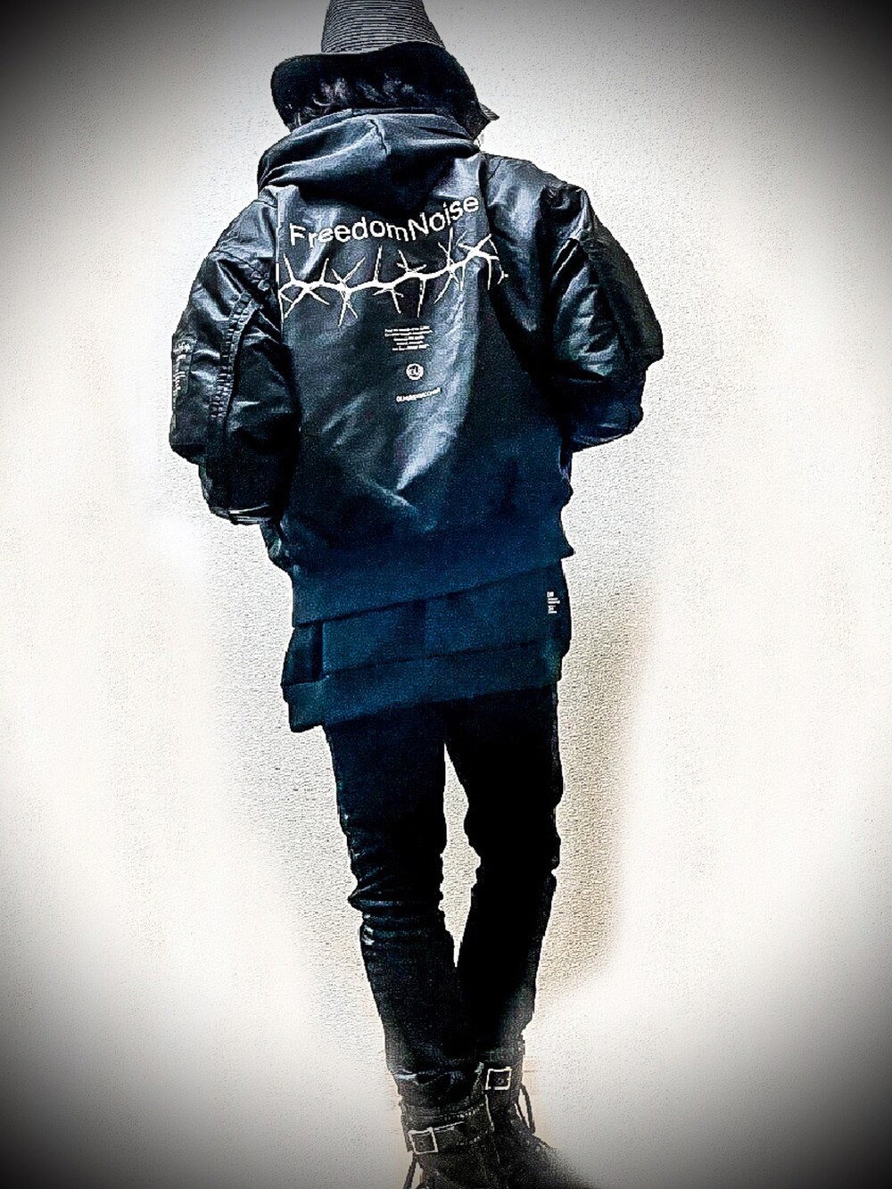 ブラック系のMA-1、ブラック系のブーツを着用したメンズの秋コーディネートの2枚目の写真