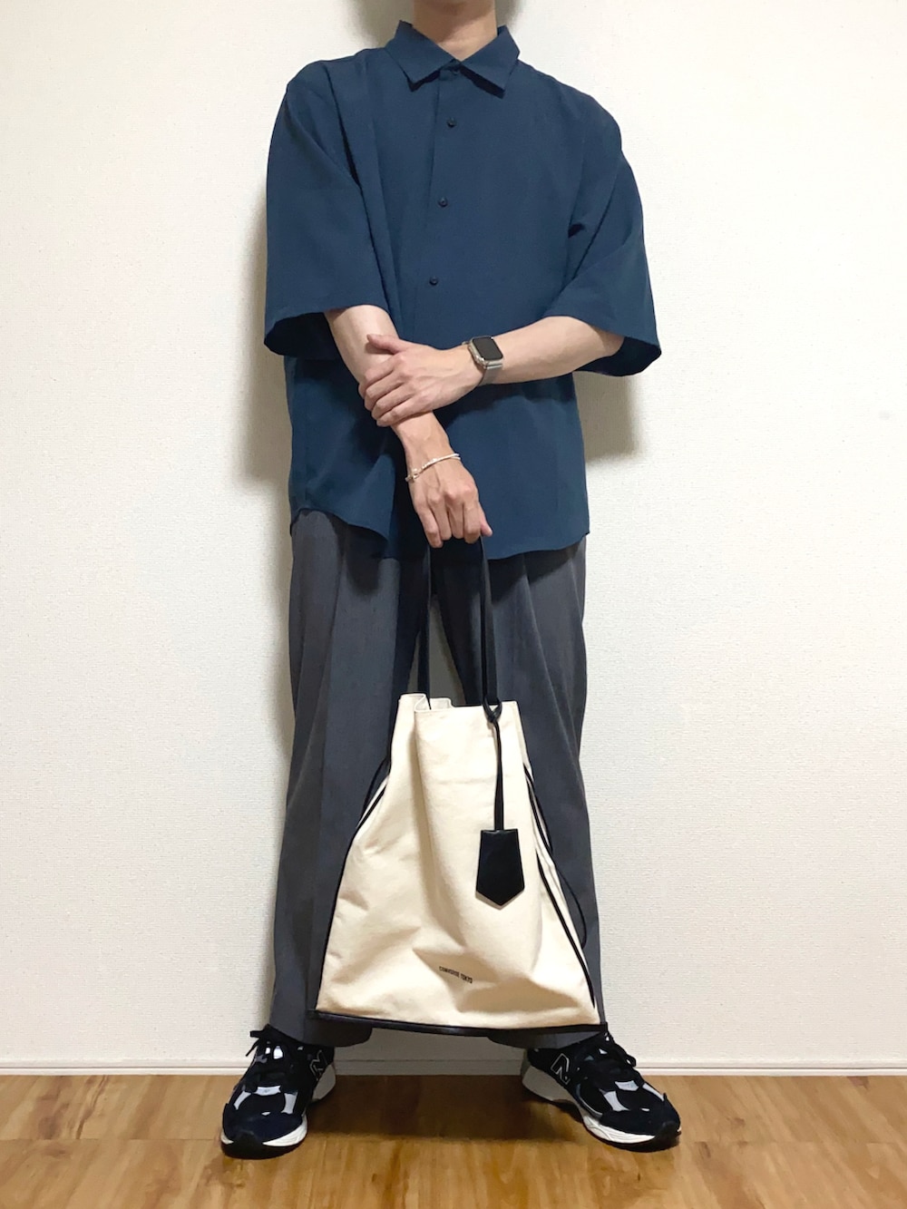 「お洒落さんとつながりたい、シンプルコーデ、大人カジュアル」|「remerのloose synthetic linen over shirt / ルーズシンセティックリネンオーバーシャツ《麻調合繊》(シャツ/ブラウス、ブルー系)」を使った、taku/さん(メンズ・177cm)の夏コーディネートの2枚目の写真