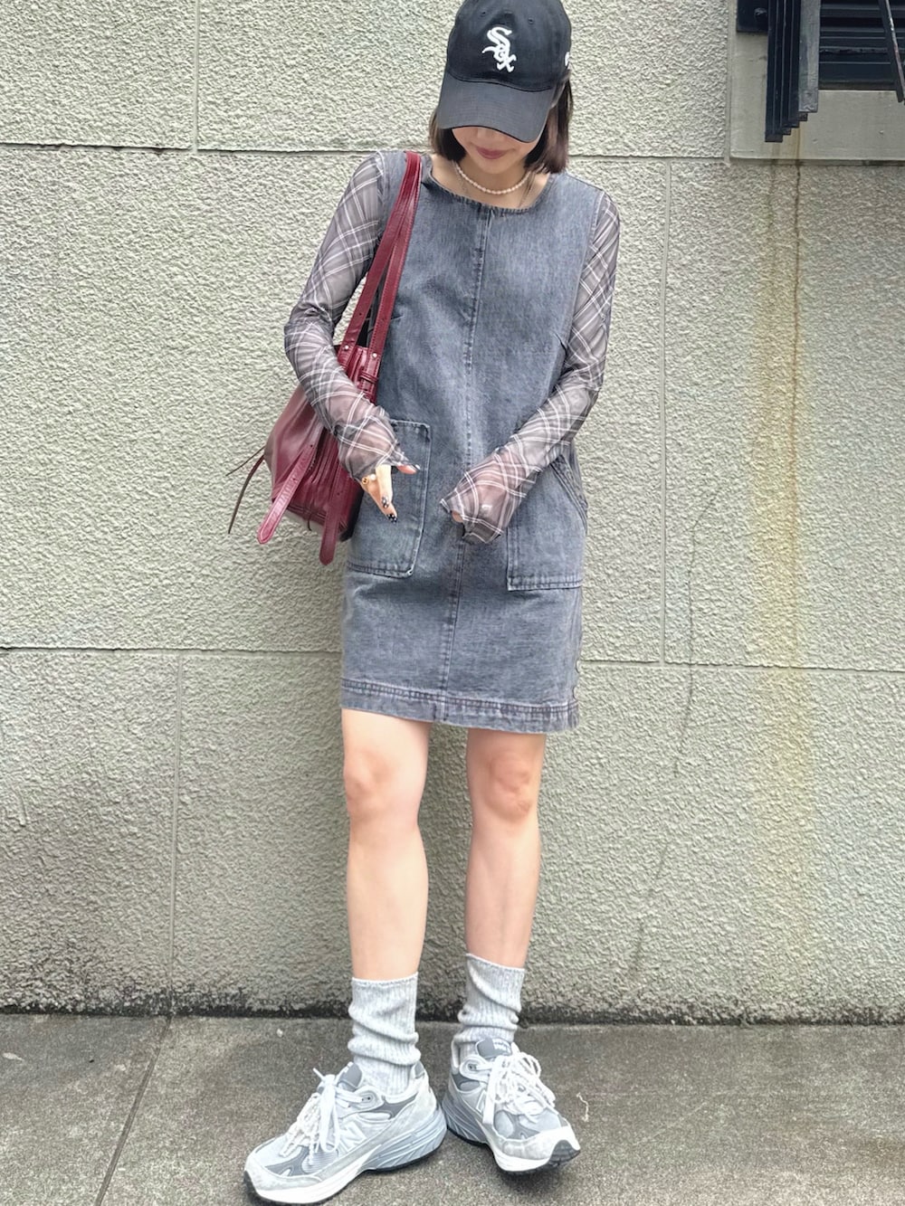 グレー系のワンピース、ブラック系のカーディガン/ボレロ、グレー系のTシャツ/カットソーを着用したレディースの春コーディネートの3枚目の写真