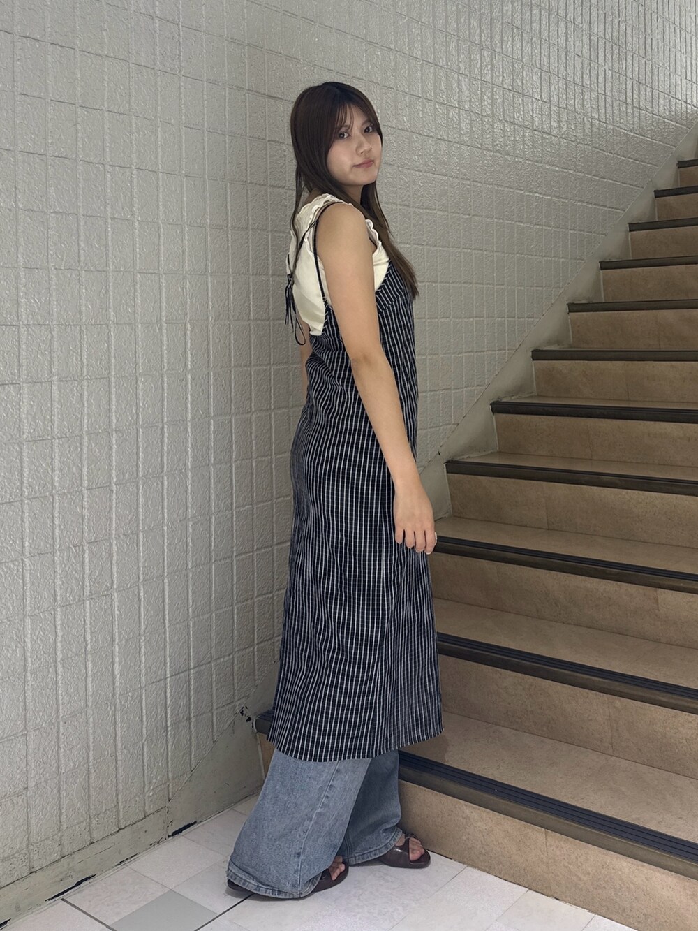 ブラック系のワンピースを着用したレディースの夏コーディネートの2枚目の写真