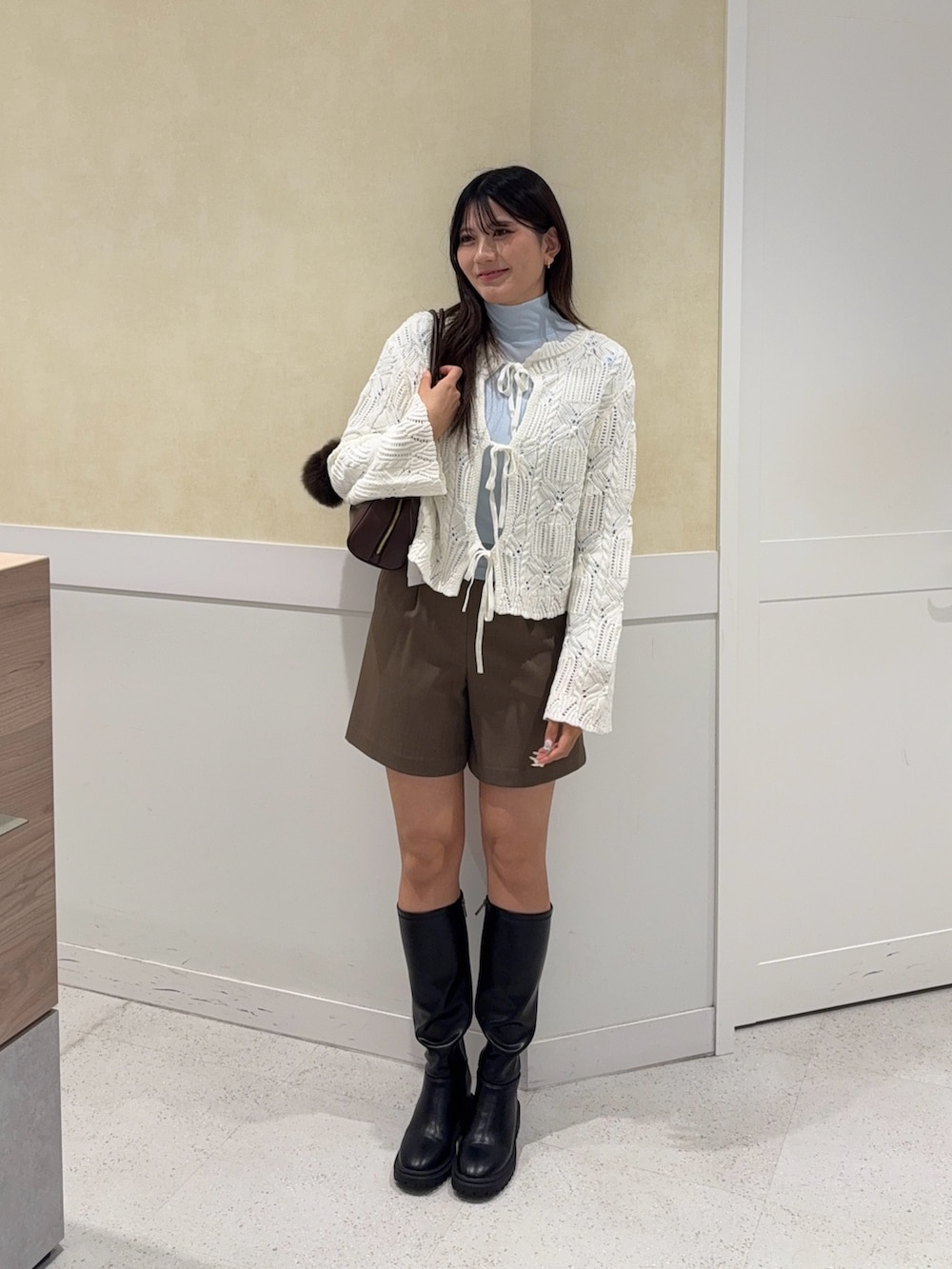 ホワイト系のニット/セーター、ブルー系のTシャツ/カットソー、ブラウン系のその他パンツを着用したレディースの秋コーディネートの4枚目の写真