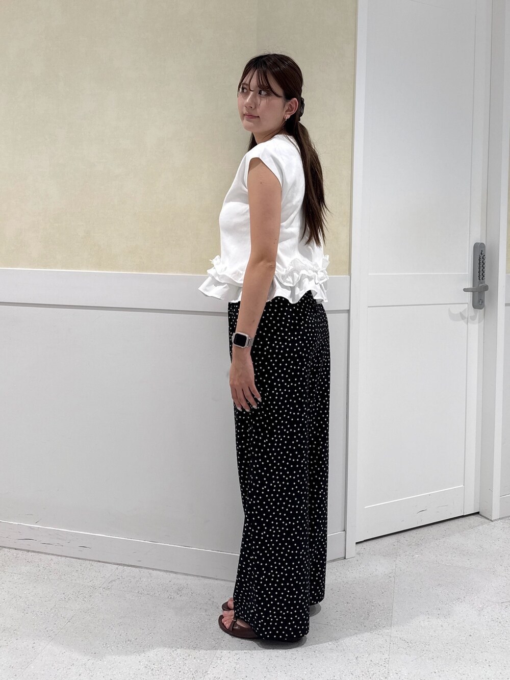 ブラック系のその他パンツ、ホワイト系のベストを着用したレディースの夏コーディネートの3枚目の写真