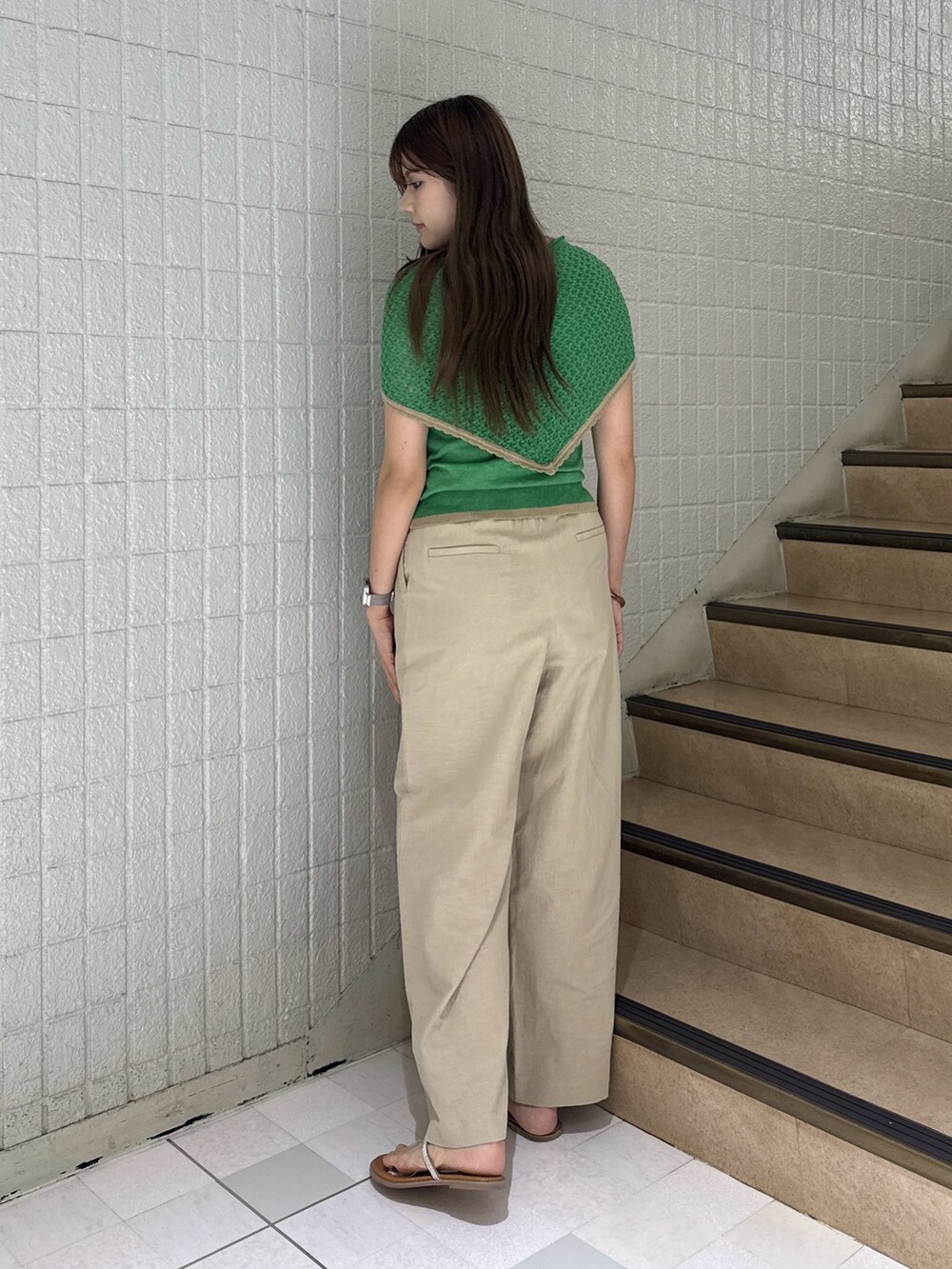 ベージュ系のその他パンツ、グリーン系のニット/セーターを着用したレディースの夏コーディネートの5枚目の写真