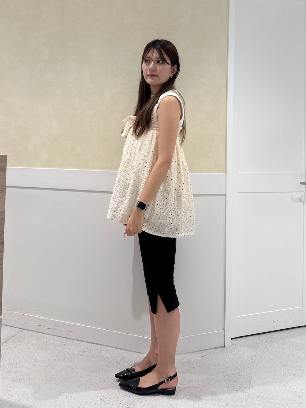 ホワイト系のキャミソール、ブラック系のその他パンツ、ホワイト系のTシャツ/カットソーを着用したレディースの夏コーディネートの4枚目の写真