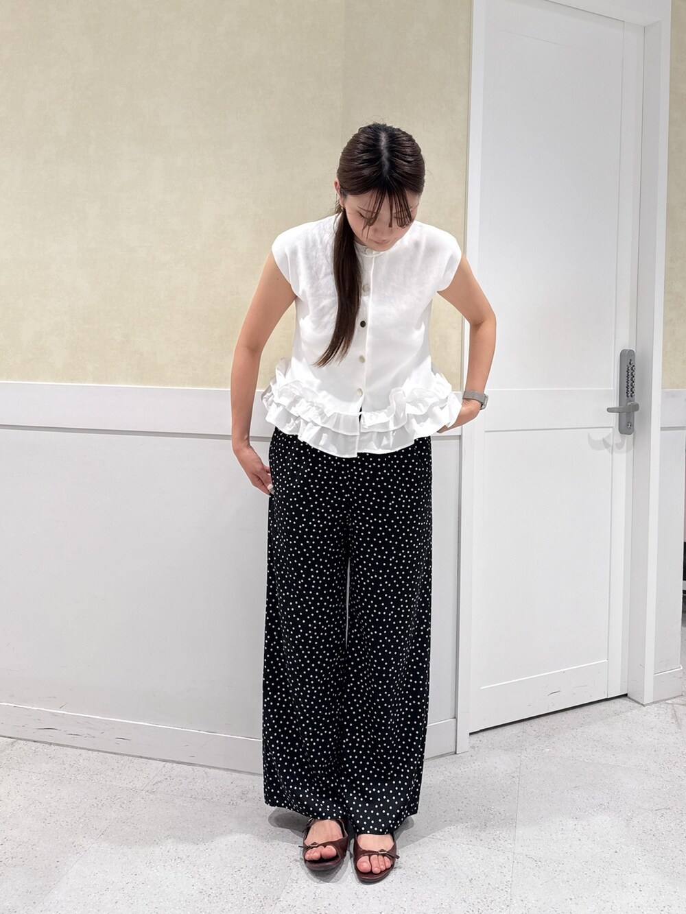 ブラック系のその他パンツ、ホワイト系のベストを着用したレディースの夏コーディネートの6枚目の写真