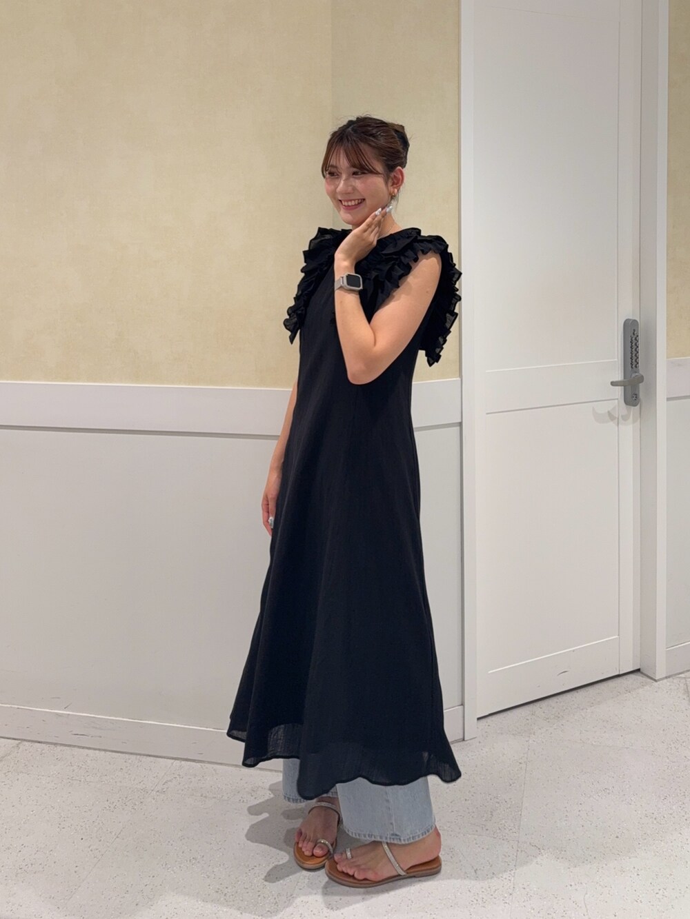 ブラック系のワンピースを着用したレディースの夏コーディネートの2枚目の写真