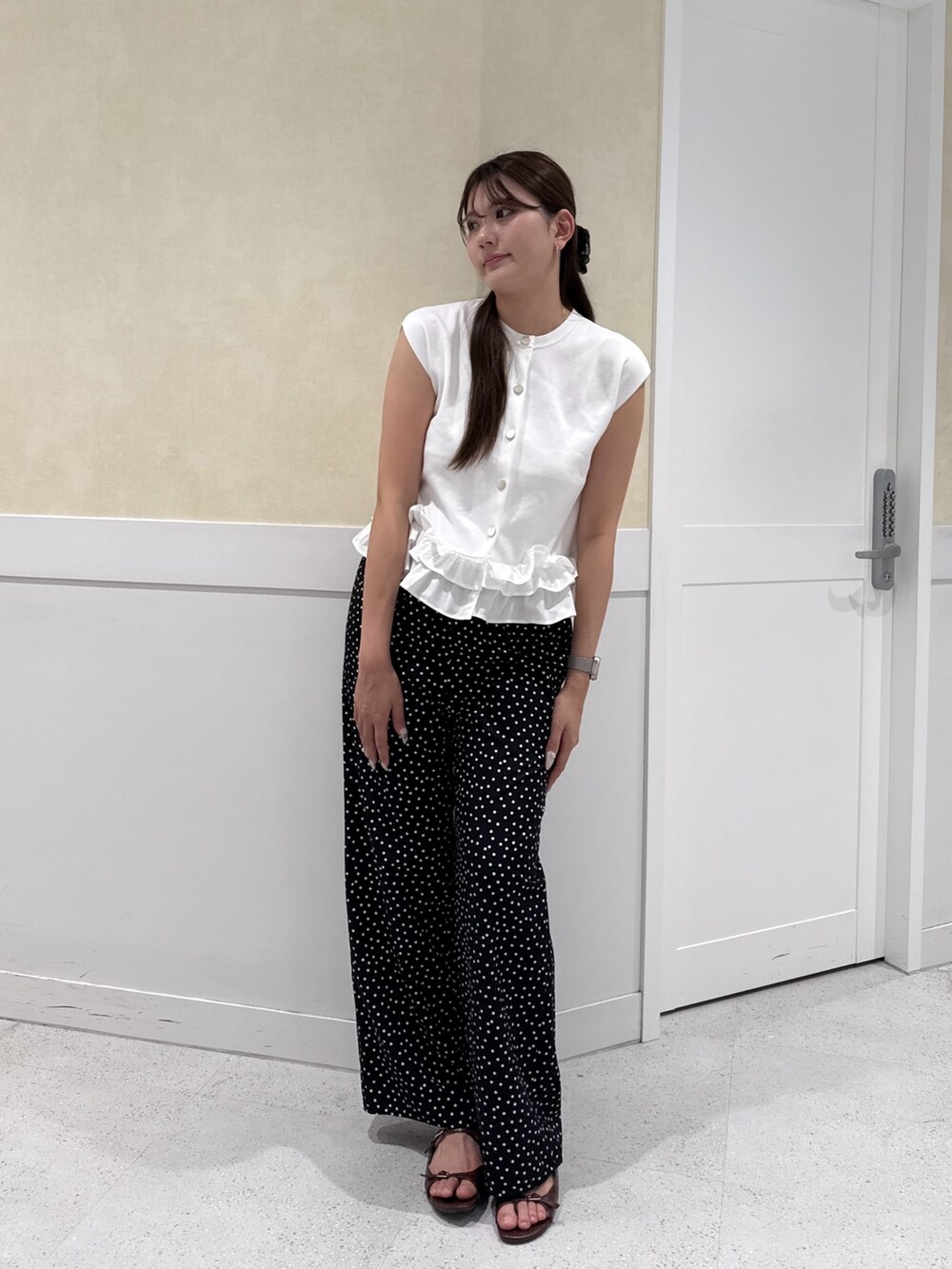 ブラック系のその他パンツ、ホワイト系のベストを着用したレディースの夏コーディネートの4枚目の写真
