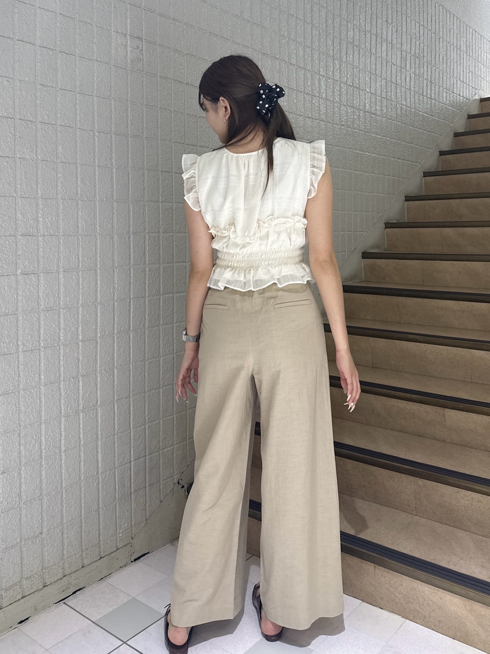ベージュ系のその他パンツ、ホワイト系のシャツ/ブラウスを着用したレディースの夏コーディネートの4枚目の写真