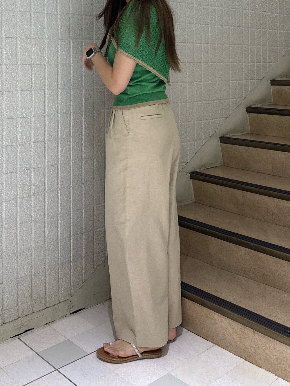 ベージュ系のその他パンツ、グリーン系のニット/セーターを着用したレディースの夏コーディネートの4枚目の写真