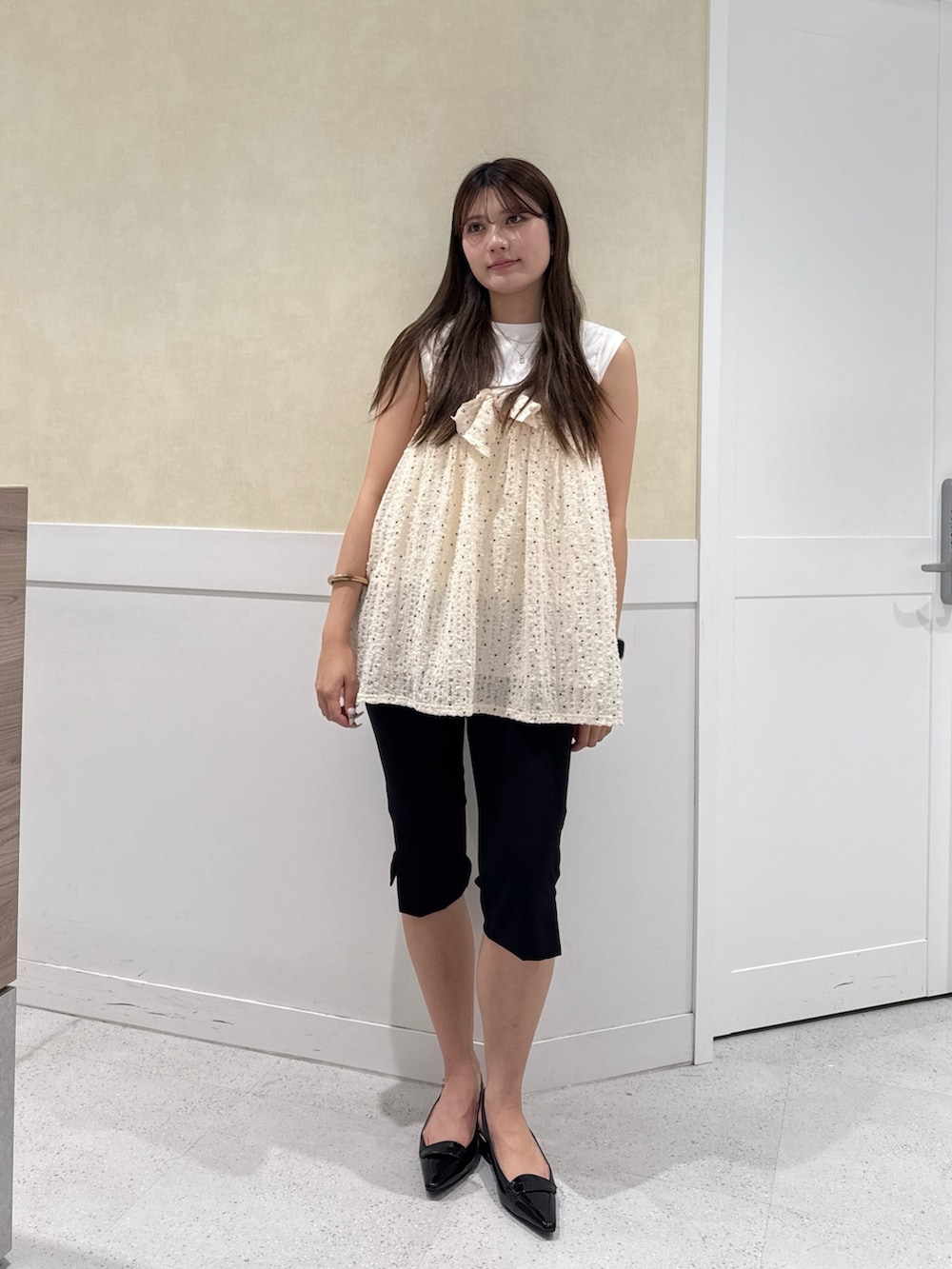 ホワイト系のキャミソール、ブラック系のその他パンツ、ホワイト系のTシャツ/カットソーを着用したレディースの夏コーディネートの2枚目の写真