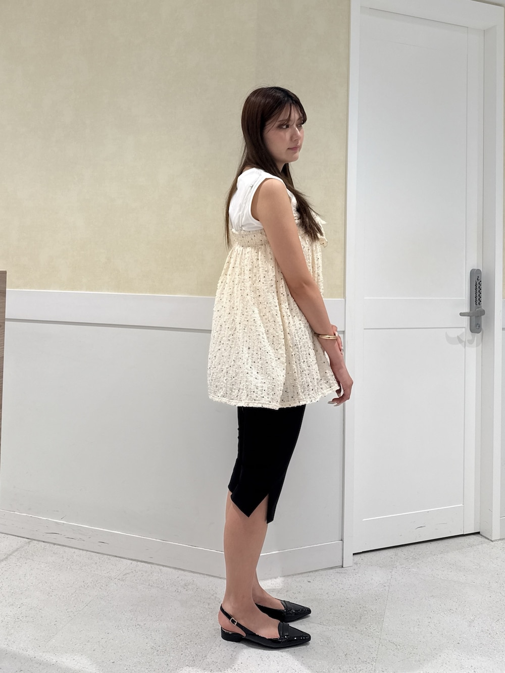 ホワイト系のキャミソール、ブラック系のその他パンツ、ホワイト系のTシャツ/カットソーを着用したレディースの夏コーディネートの6枚目の写真