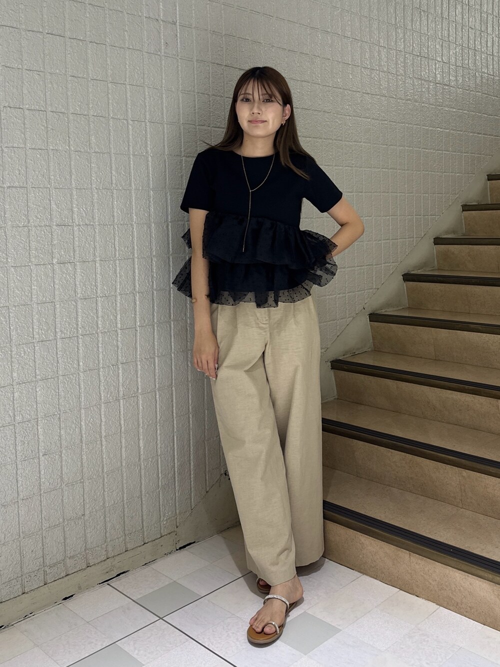 ブラック系のTシャツ/カットソー、ベージュ系のその他パンツを着用したレディースの夏コーディネートの2枚目の写真