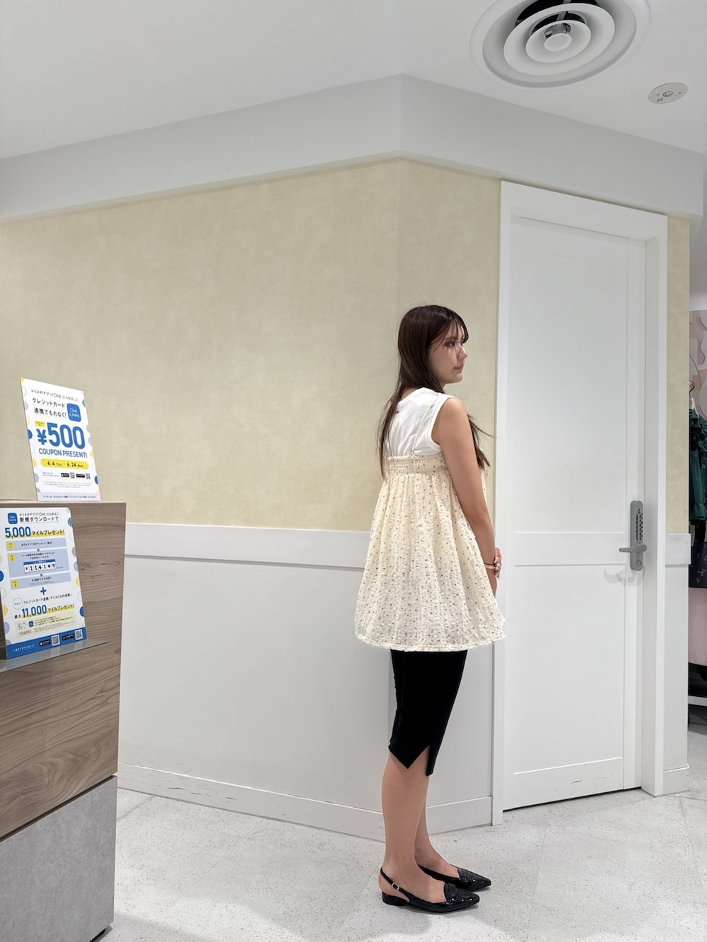 ホワイト系のキャミソール、ブラック系のその他パンツ、ホワイト系のTシャツ/カットソーを着用したレディースの夏コーディネートの3枚目の写真