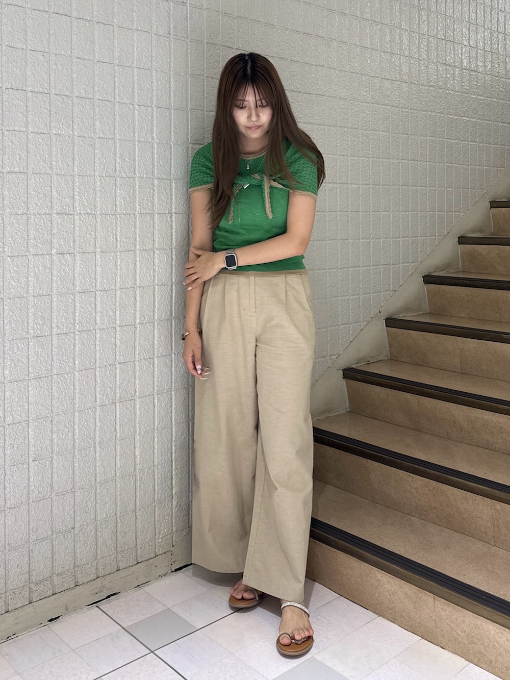 ベージュ系のその他パンツ、グリーン系のニット/セーターを着用したレディースの夏コーディネートの2枚目の写真