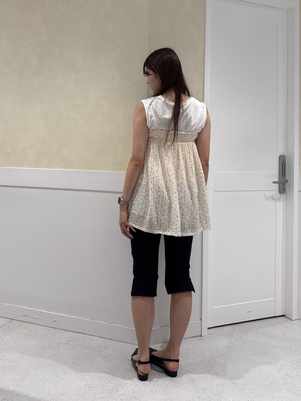 ホワイト系のキャミソール、ブラック系のその他パンツ、ホワイト系のTシャツ/カットソーを着用したレディースの夏コーディネートの5枚目の写真