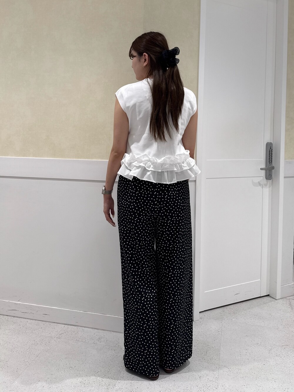 ブラック系のその他パンツ、ホワイト系のベストを着用したレディースの夏コーディネートの2枚目の写真